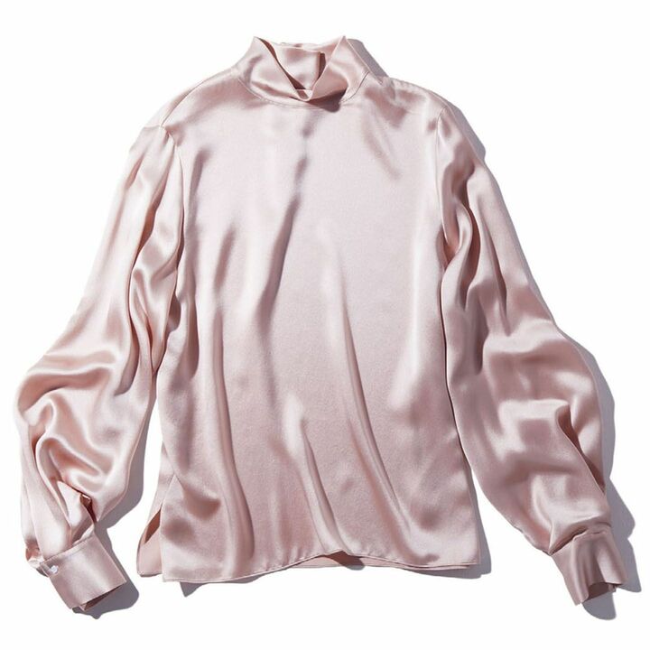 ブラウス￥46,000（Vince 表参道店〈ヴィンス〉）　［Precious2019年5月号135ページ］