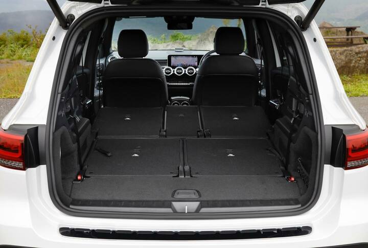 ドイツ車のシートはしっかりできているうえ、真っ平らにたためるのがいい。