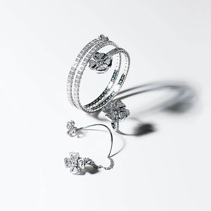 新コレクション『フィオレヴァー』。ブルガリらしい手首に巻き付けるセンシュアルなデザイン。ブレスレット［ホワイトゴールド×ダイヤモンド］￥3,920,000・ダイヤモンドで埋め尽くした4つのゴージャスな花びらは、お守りにしたくなるような存在感。リング［ホワイトゴールド×ダイヤモンド］￥1,470,000・イヤリング+イヤーカフがつながった、旬のデザイン。片耳タイプ。イヤリング［ホワイトゴールド×ダイヤモンド］￥1,080,000（ブルガリジャパン）　[Precious2019年2月号140ページ]