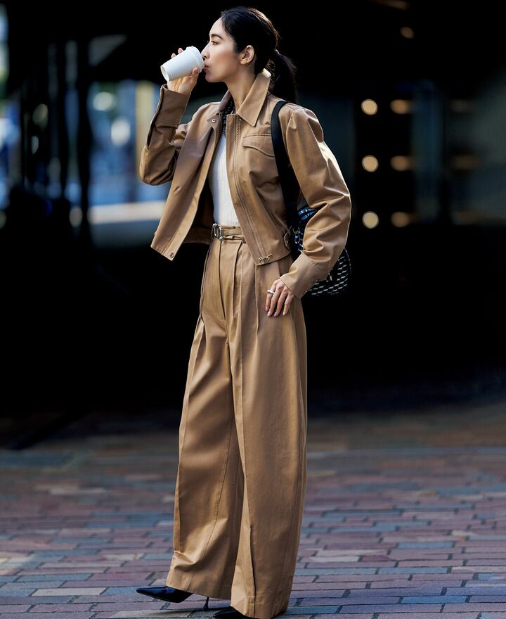 マックスマーラのウエアを着用したモデルの立野リカさん