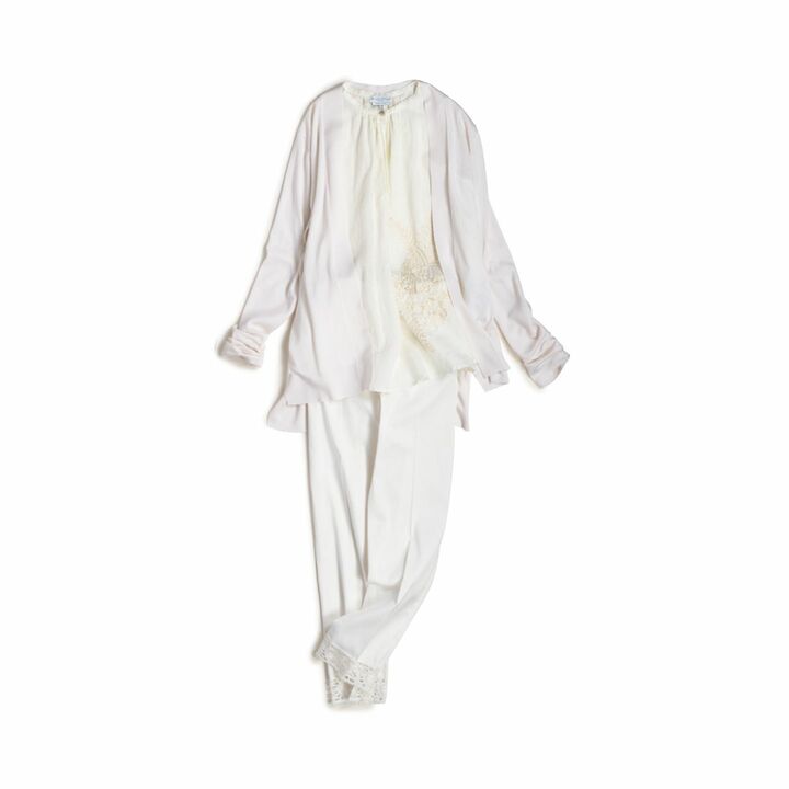 カーディガン￥150,000［カシミヤシルク］（三崎商事〈マロ〉）、バランタインのブラウス￥59,000・ブルマリンのパンツ￥89,000（ウールン商会）　［Precious2019年6月号140ページ］