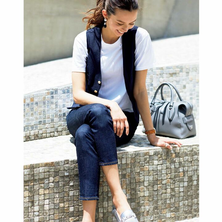 白Tシャツ¥9,000（サンスペ ル 表参道店） ジレ¥48,000（マディソンブルー）デニム¥29,000（エージージャパン） 時計¥590,000（ IWC ）ソフィーブハイのピアス¥69,000・タプレイのリング¥24,000（エスケーパーズ） バッグ¥236,000・ 靴¥81,000（トッズ・ジャパン）[Precious2019年8月号142ページ] 撮影／熊澤 透