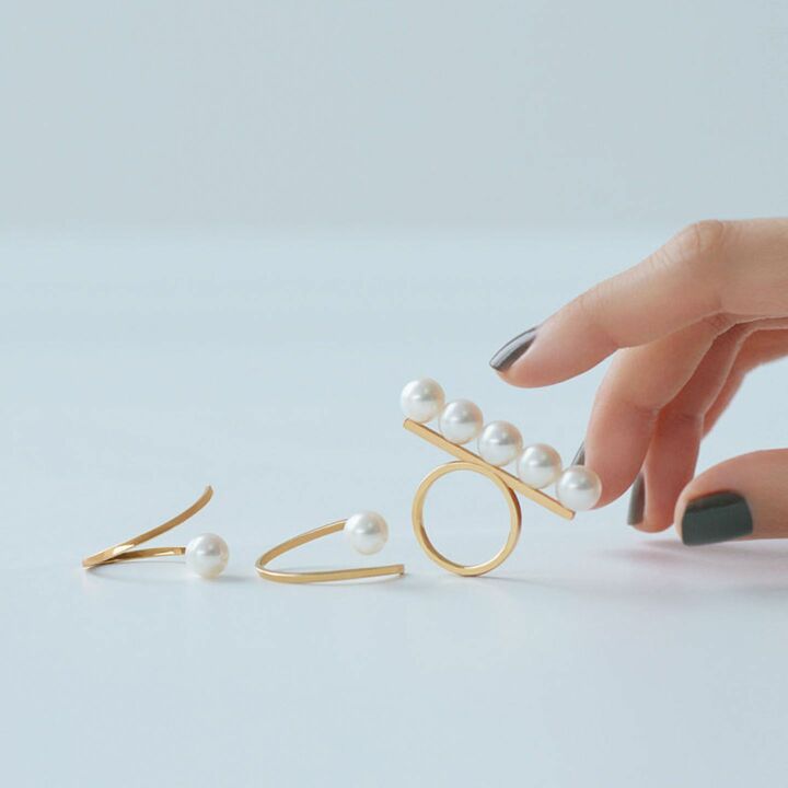 「パールジュエリー」メンズライクなニットに、カジュアルなデニムに。白く清楚な光と艶を放つパールは、あらゆる着こなしに品格と「王道であることの強さ」をもたらします。最近は、モードなデザインのものを選ぶことが多いそう。jewelries：TASAKI　［2018年Oggi9月号］　撮影／生田昌士