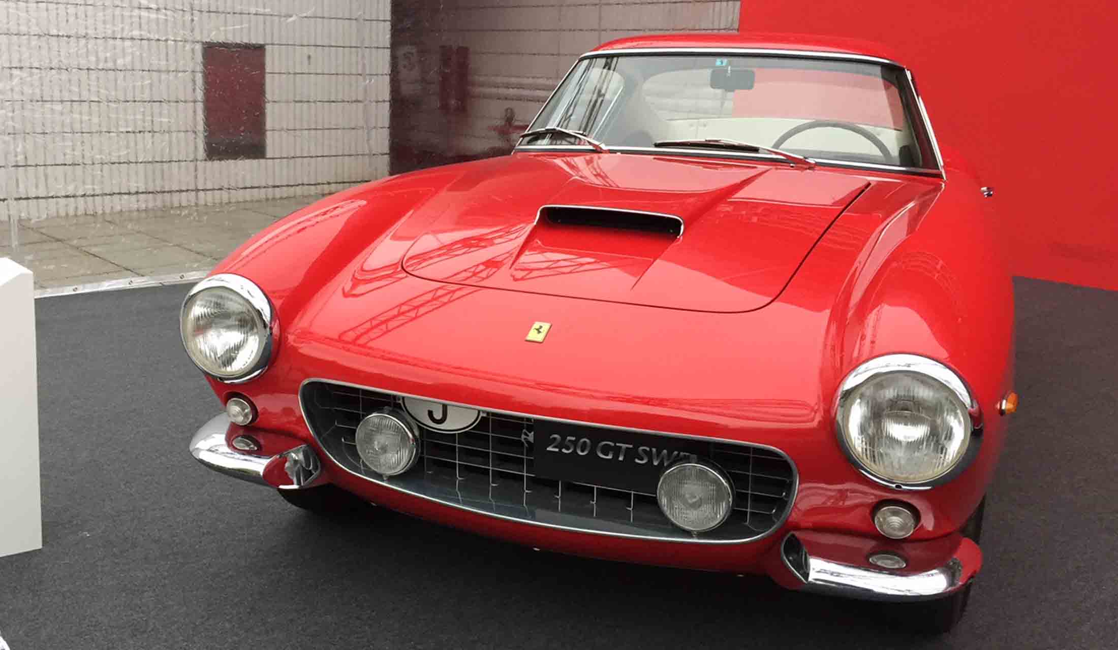 1950〜60年代のフェラーリにおいて大成功を収めたのが、「250」シリーズ。バリエーションも多く、写真はショートホイールベースのGTだ。