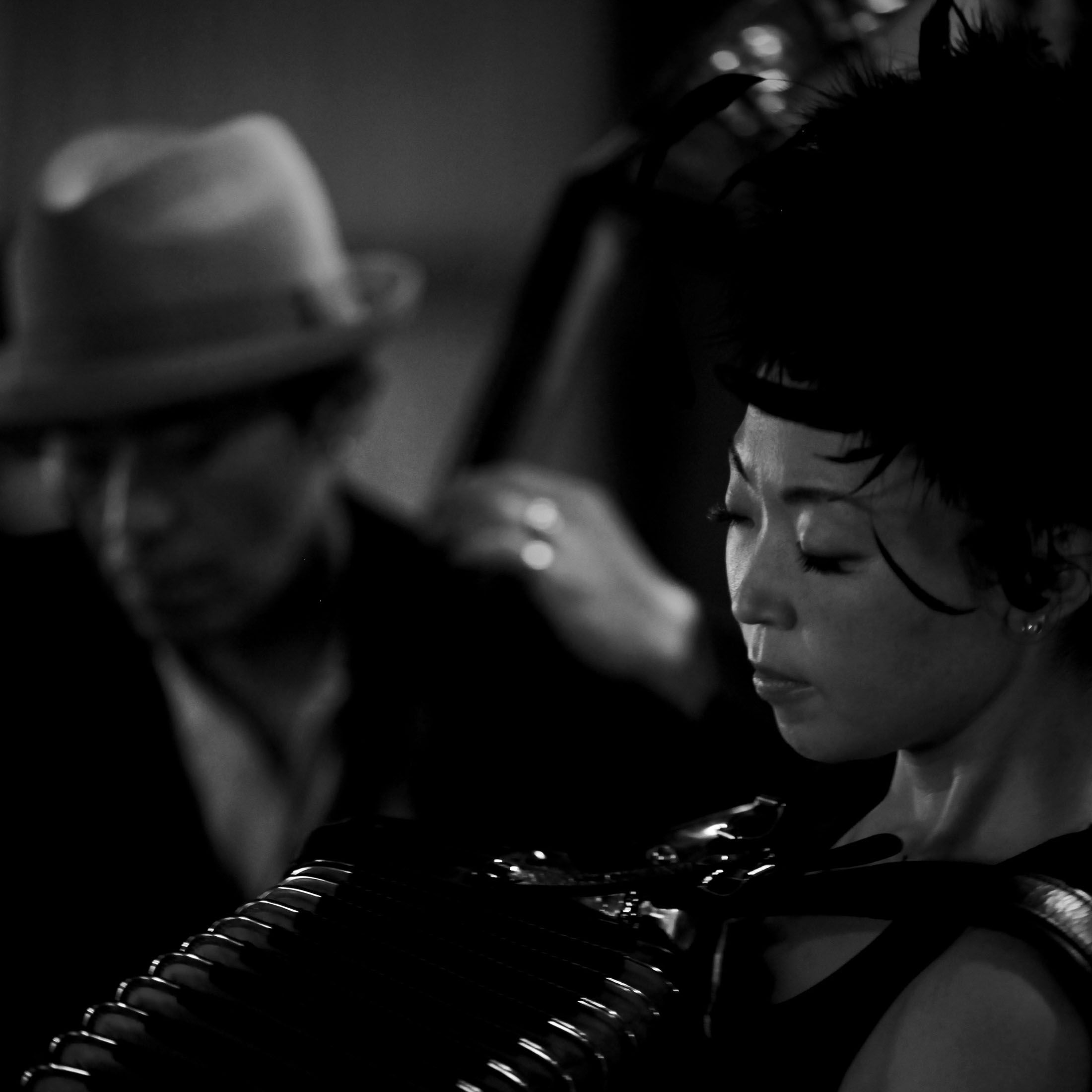 mama!milkの生駒祐子(右・アコーディオン)と清水恒輔(左・コントラバス) photo:Takuya Satake
