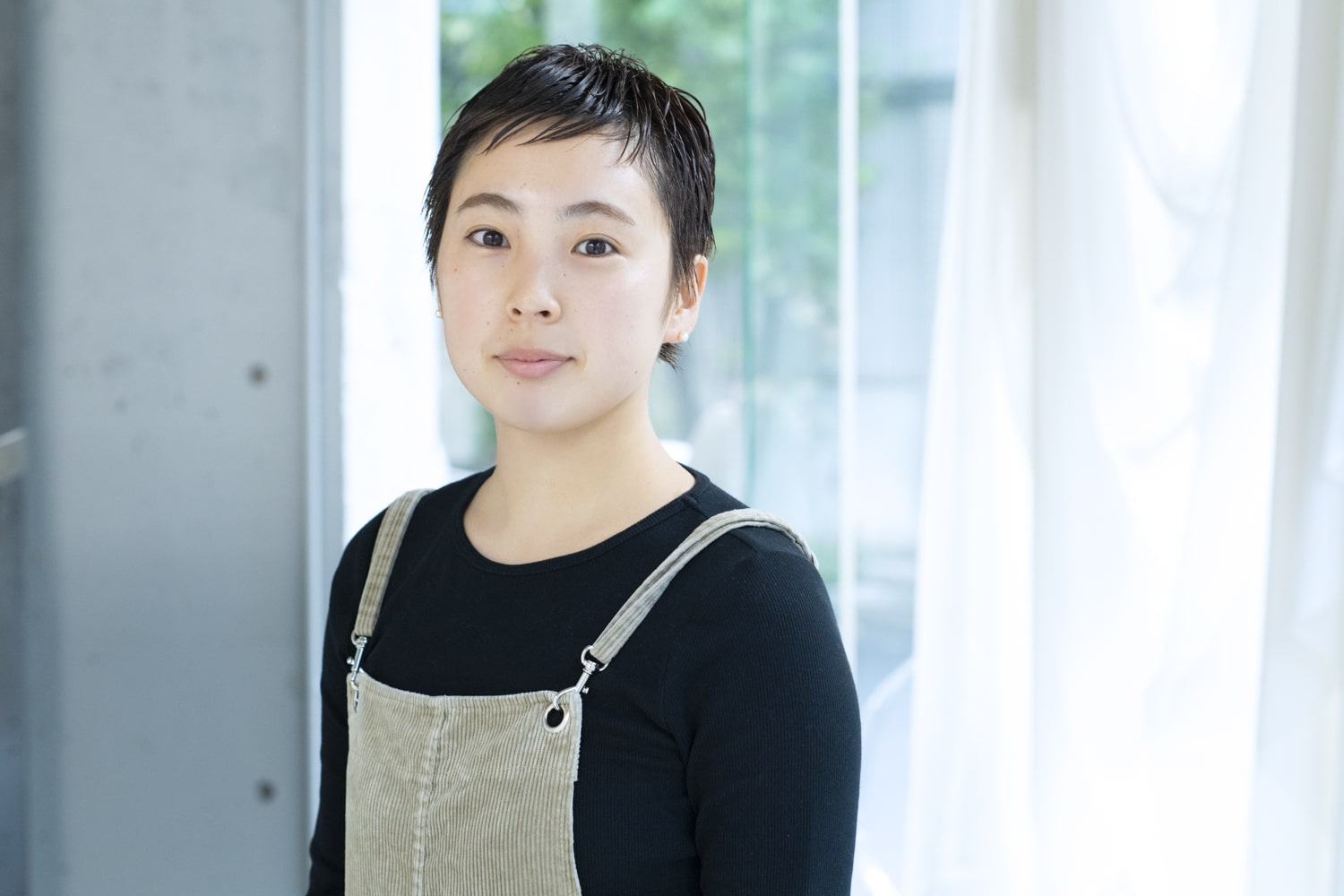 Rougy スタイリスト・江良 栞さん。最近はベランダで野菜や多肉植物などを育てるのにハマっているそう。「手間をかけるとちゃんと大きくなってくれるので、育てている感があって楽しいです」