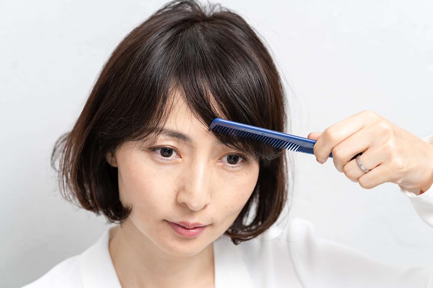 毛流れに沿ってコームでとかし、バランスを整える。