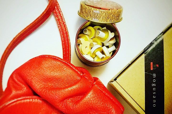 届いたパッケージから、お気に入りの缶やガラス瓶に詰め替えても可愛い。湿気からの保護もしてくれます。あまり使ったことのないグッズをそろえてみるのも楽しいですよ。