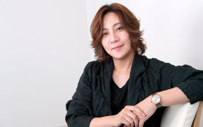 リラックスしてインタビューに答える西本智実さん