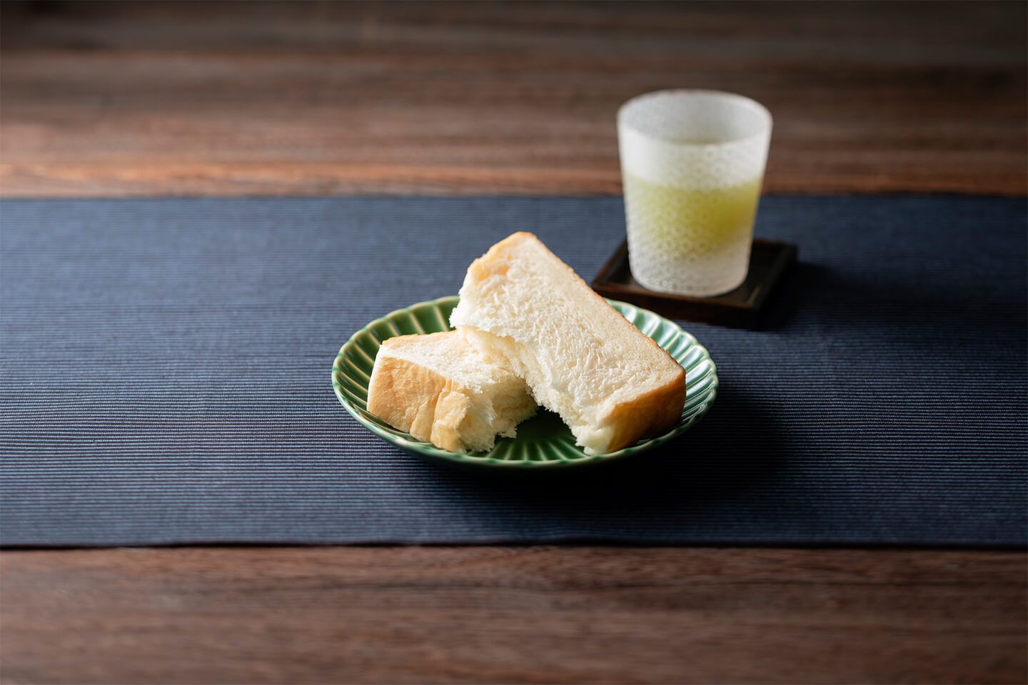半分に割られた食パンとお茶