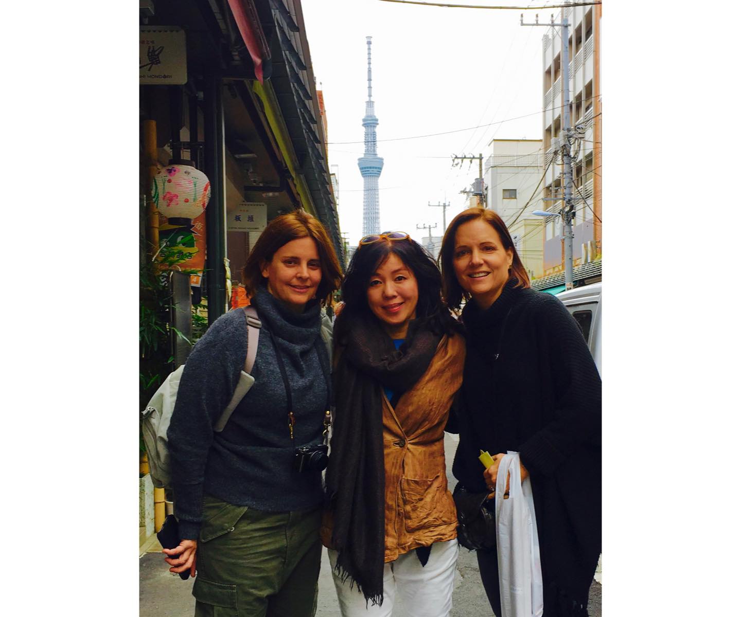 NYから来た弁護士の二人と,合羽橋でキッチングッズを探したときの写真。中央が今井さん。