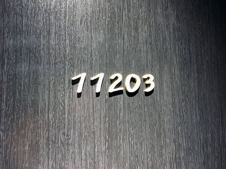 部屋番号の文字はその棟を手掛けたアーティストによるもので、各棟ごとに違ったデザインになっている。