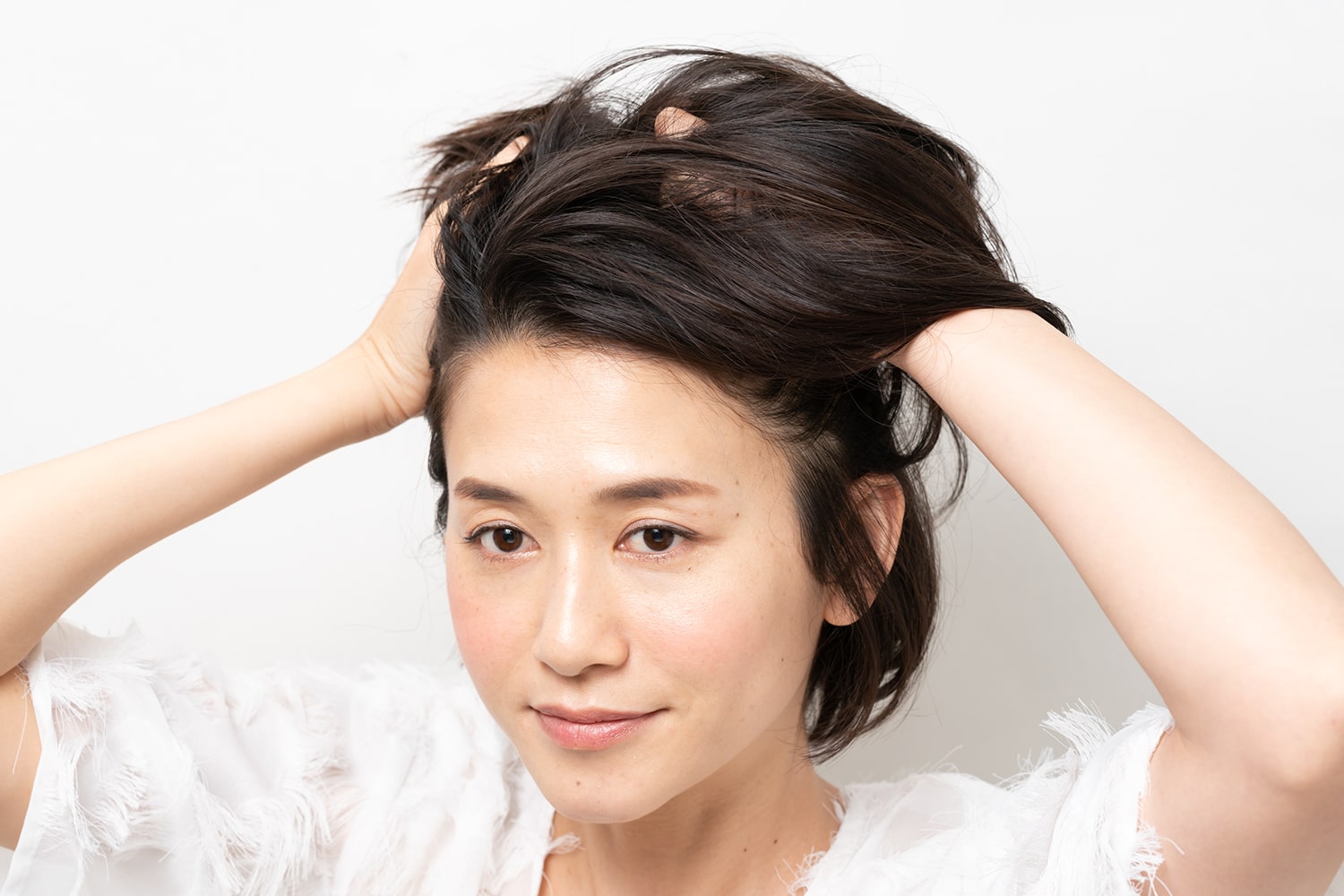 手のひらにワックスをなじませて根元に揉み込む。