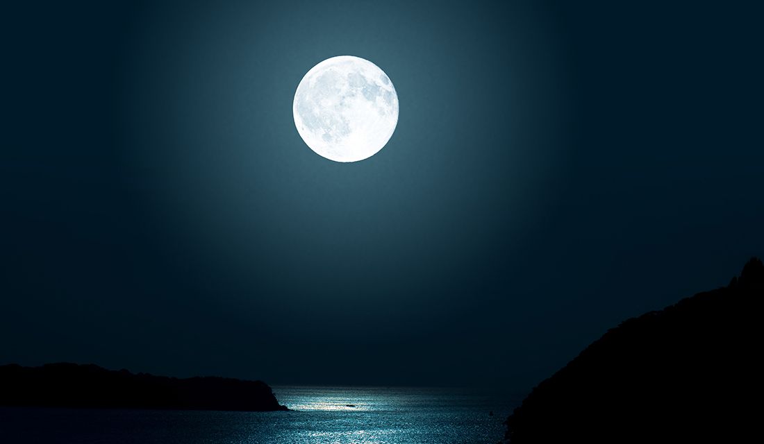 満月と新月の違いは 月の満ち欠けの周期で形が変わる理由や月齢の意味 月の呼び名や名前を解説 Precious Jp プレシャス