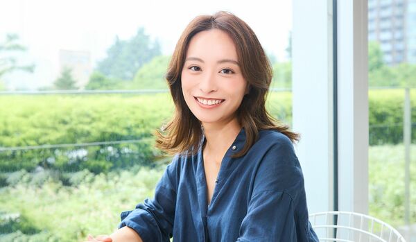 【面長顔×ミディアムヘア】クセ生かしの巻き髪で、前髪なしでも好バランスに！