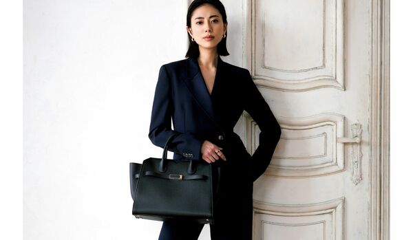 スーツスタイルにマッチする「ヴァレクストラ」のツーハンドルバッグ｜確かな収納力とシャープなデザイン性が融合