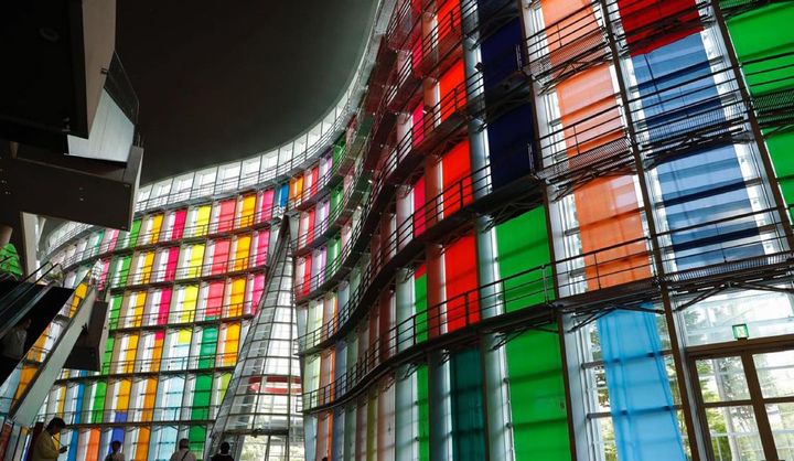 「六本木アートナイト 2018」で国立新美術館のガラスのファサードを彩る鬼頭健吾さんの作品「hanging colors」