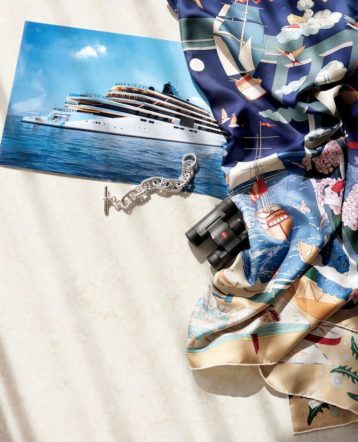 エルメスのブレスレット『シェーヌ・ダンクル・アレアⅡ』とカレ 90『エスプリの旅立ち』、ライカカメラの双眼鏡