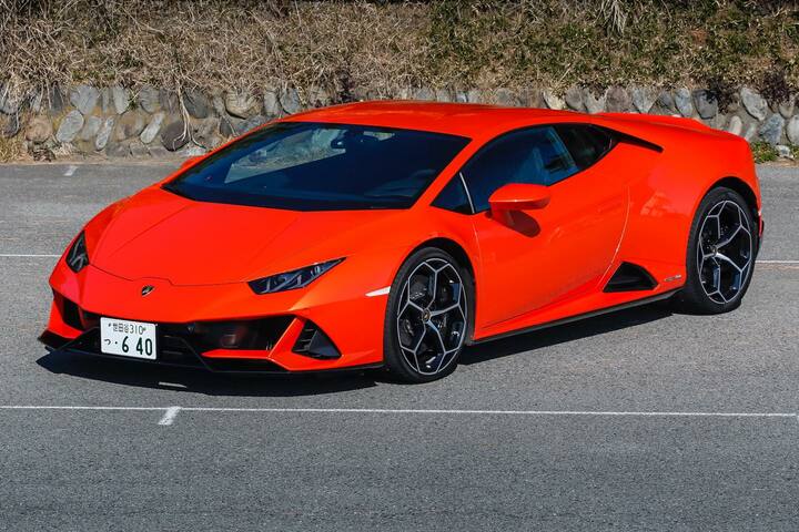 フロントガラスを支えるAピラーからボンネットの先端まで、ほぼ同じ角度を描くスタイリングは、往年の名車カウンタック以来の伝統だ。