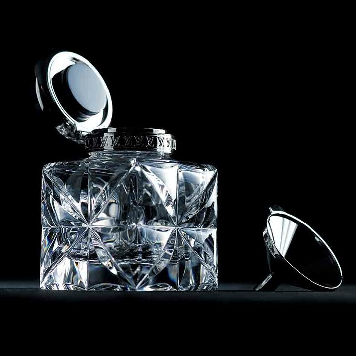 ●『アンクリエール ロゼ・ドゥ・ヴァン（プラチナム）』￥125,000　フランスの著名なクリスタル加工職人のアトリエで制作されたインクボトル。高度な技を要する冷却カッティング加工により透明さを増したクリスタルが、愛用するインクの色を優雅に魅せる。［幅7.5cm角×高さ5.5cm］（ルイ・ヴィトン クライアントサービス）