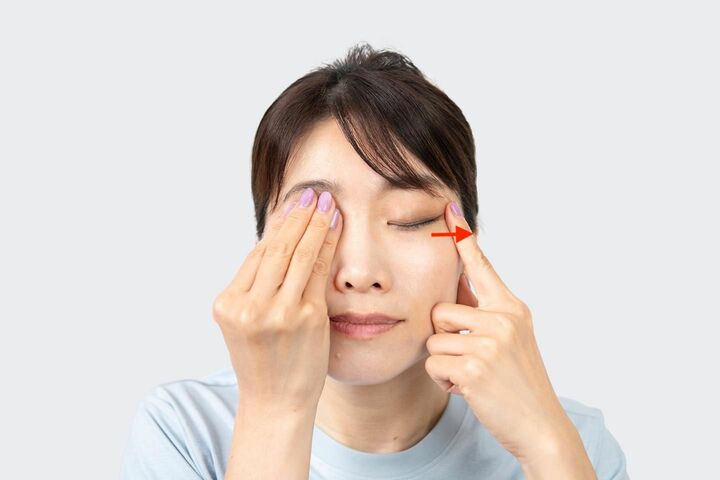 人さし指を使って目尻を外側に軽く引っ張る