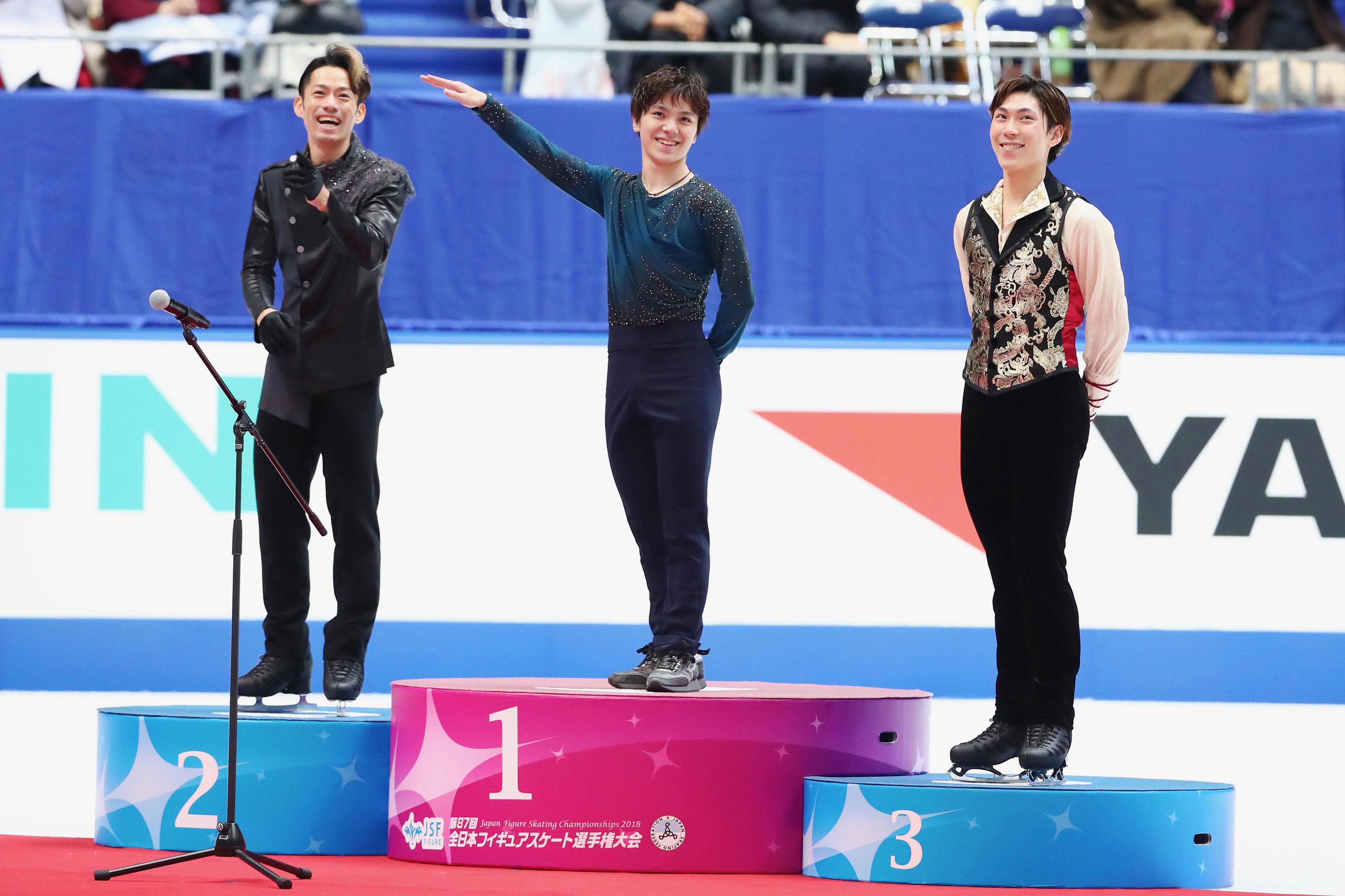 表彰式で宇野昌磨選手、田中刑事選手との微笑ましいワンシーン 写真:長田洋平/アフロスポーツ