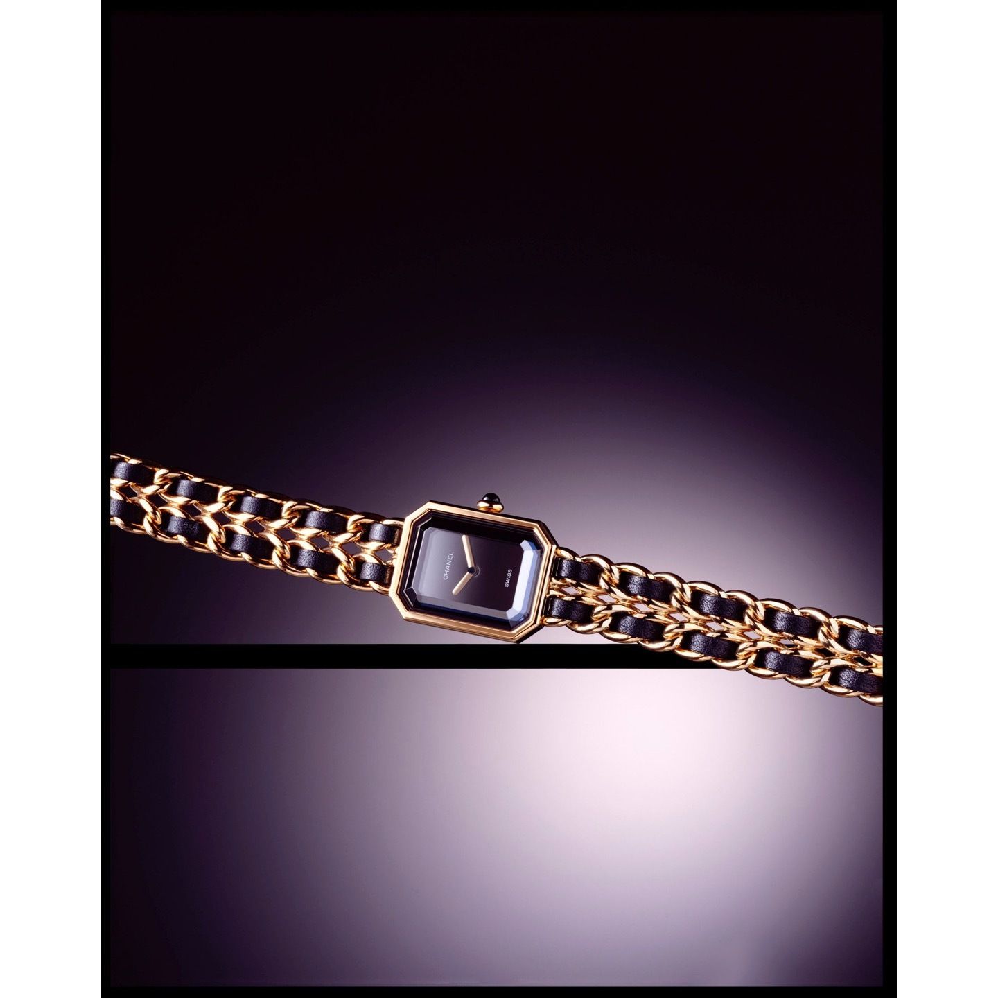 香水『CHANEL N°5』のボトルストッパー、そしてヴァンドーム広場の八角形を表現したケース。ブランドの偉大なアイコンのひとつ、チェーンをブレスレットに用いることによって、本格腕時計にファッションアイテムとしての洗練を与えた。