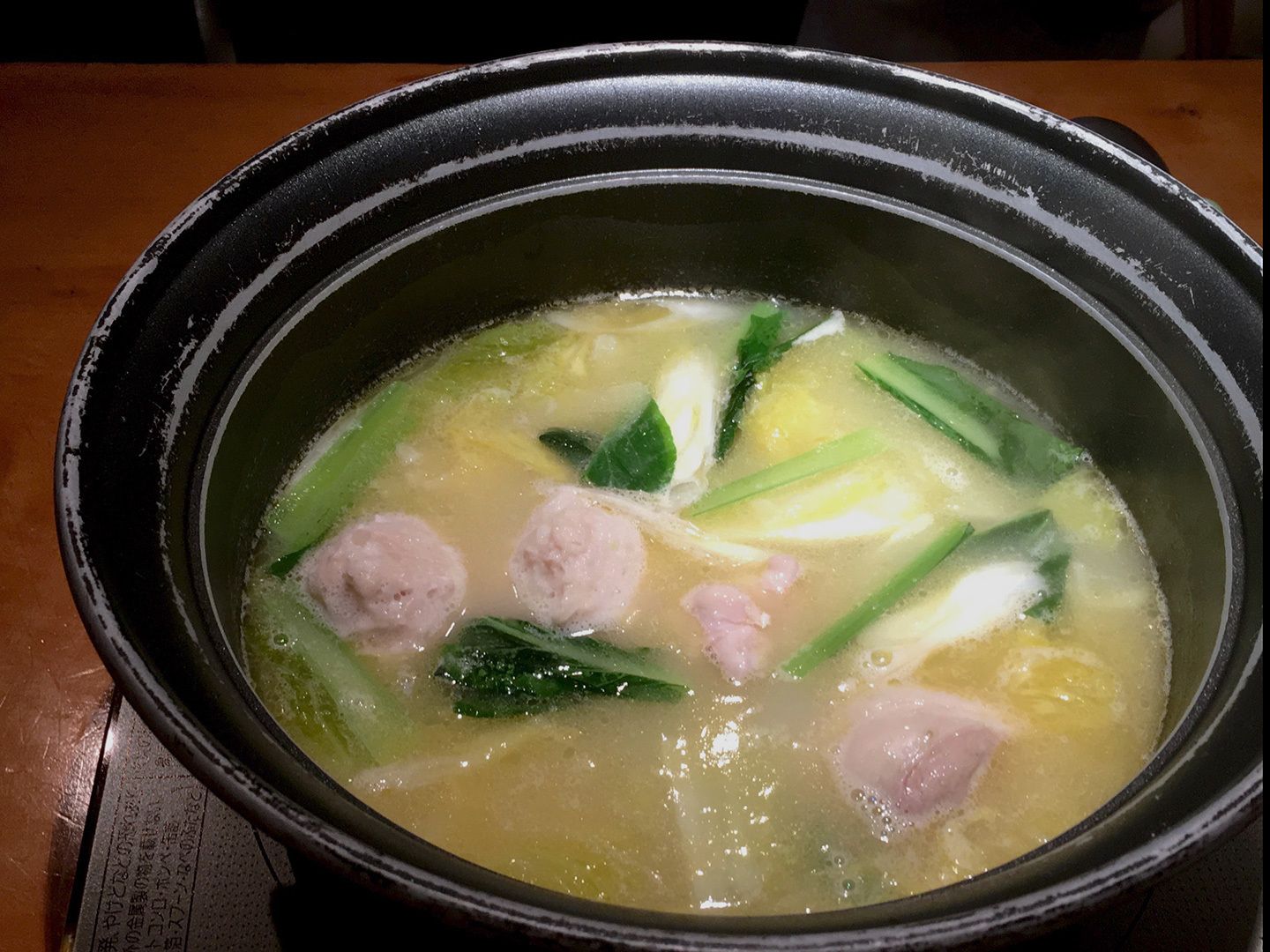メインの水炊きは鶏の旨味たっぷりのスープに、ふわふわのミンチと鶏モモ肉、程よい野菜がバランスよく一つに。ポン酢は使わずに、好みで赤味噌辛子か黒柚子胡椒をアクセントに、少しずつ取り分けて楽しむのが『旧かつえ』流。
