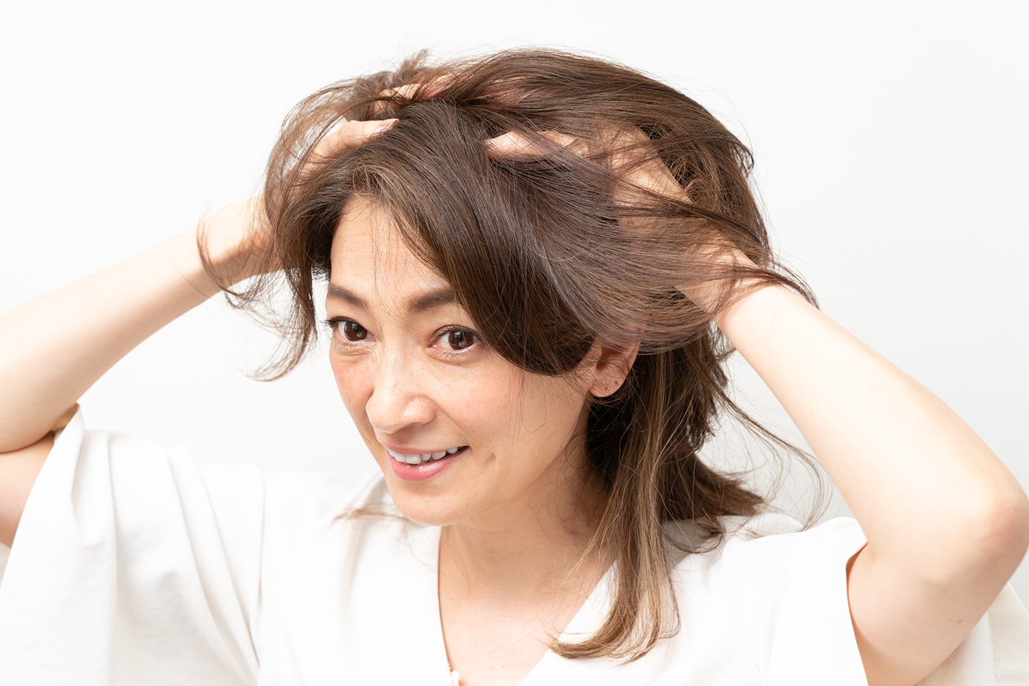 シャンプーで地肌を洗うようなイメージで指で髪の根元からほぐす。