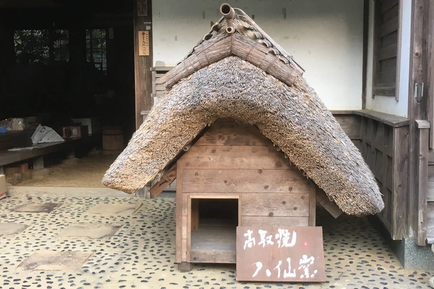 茅葺き屋根の犬小屋。見た人の多くが、写真を撮ってInstagramなどのSNSに投稿するそう