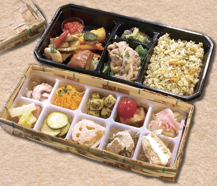 「二段イタリアン弁当」通常¥2,315のところを、15周年記念キャンペーン価格¥2,000で提供中(ペットボトルのお茶付き)