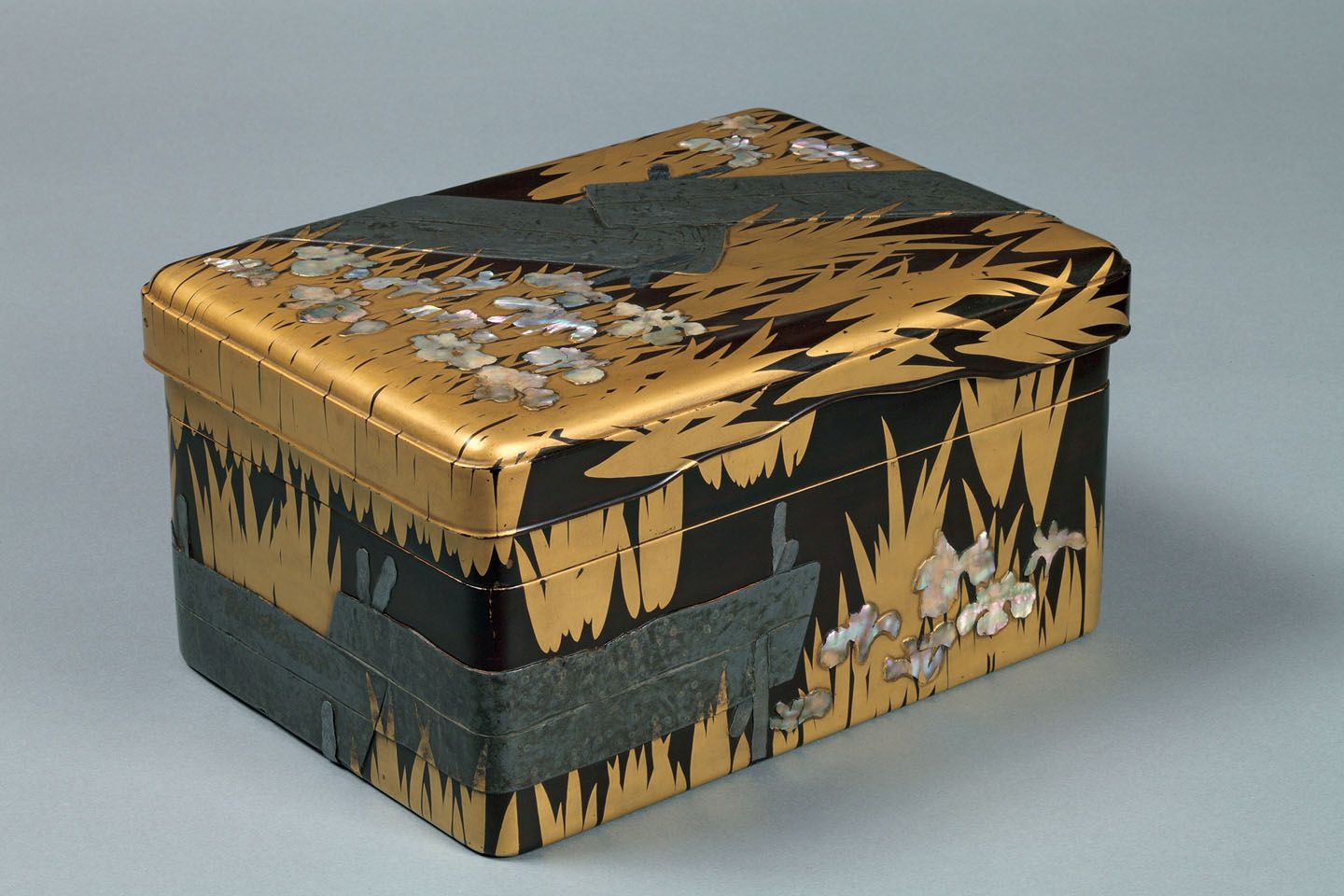 国宝『八橋蒔絵螺鈿硯箱』尾形光琳作 江戸時代・18世紀 東京国立博物館蔵 【展示期間:4月13日~5月6日】