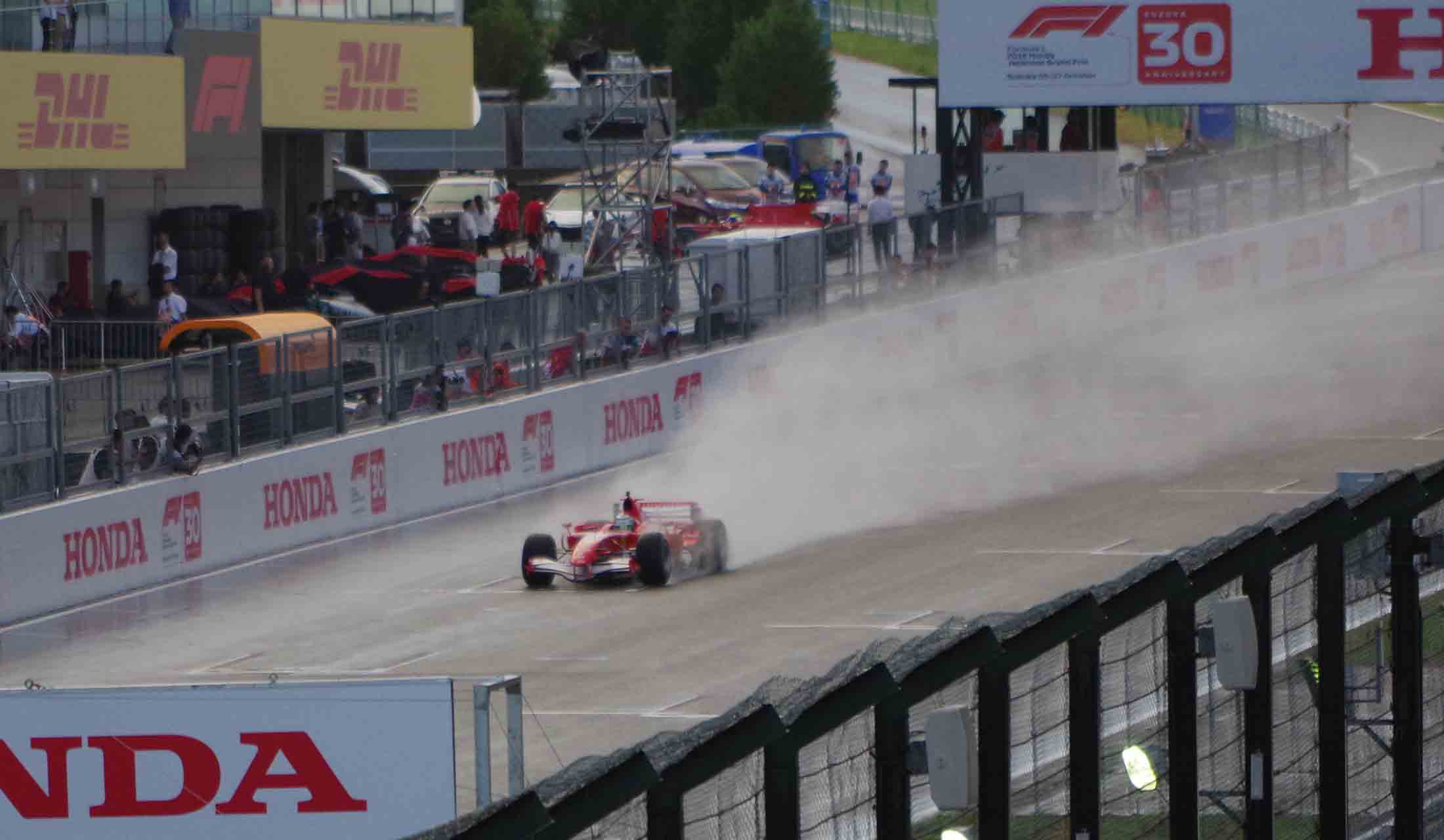 今年30回目となる鈴鹿でのF1日本グランプリ。30回記念として、往年の人気マシンがレジェンド走行を行った。雨の影響で走行中止となるマシンが多かったが、フェリペ・マッサが乗るフェラーリF10(2010)のほか、フェラーリF187(1987)、フェラーリ248F1(2006)、ミカ・ハッキネンが操るマクラーレンMP4−13(1998)が登場。現行マシンとは一味違うド迫力のエンジン音を轟かせた。