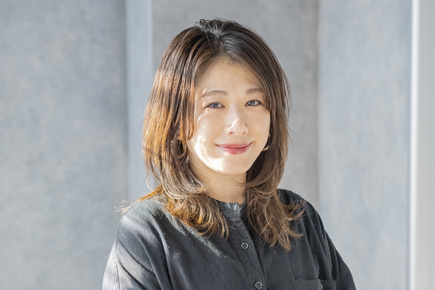 MINX銀座五丁目店の副店長/トップデザイナー河野沙耶佳さん。この夏、ウエイクボードにはまったツケで、日焼け後の肌ダメージを感じたという河野さん。「ずっとオールインワンのスキンケアでしたが、今年の夏終わりからインプレアというスキンケアシリーズで、しっかりお手入れしています。サロンでも販売しているので、ぜひ」