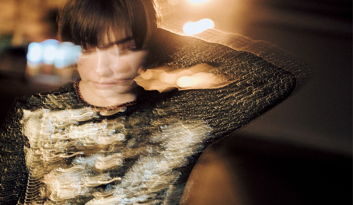 シャネルのゴールと×ブラックのドレスを着ているモデル太田莉菜さんのぶれた写真