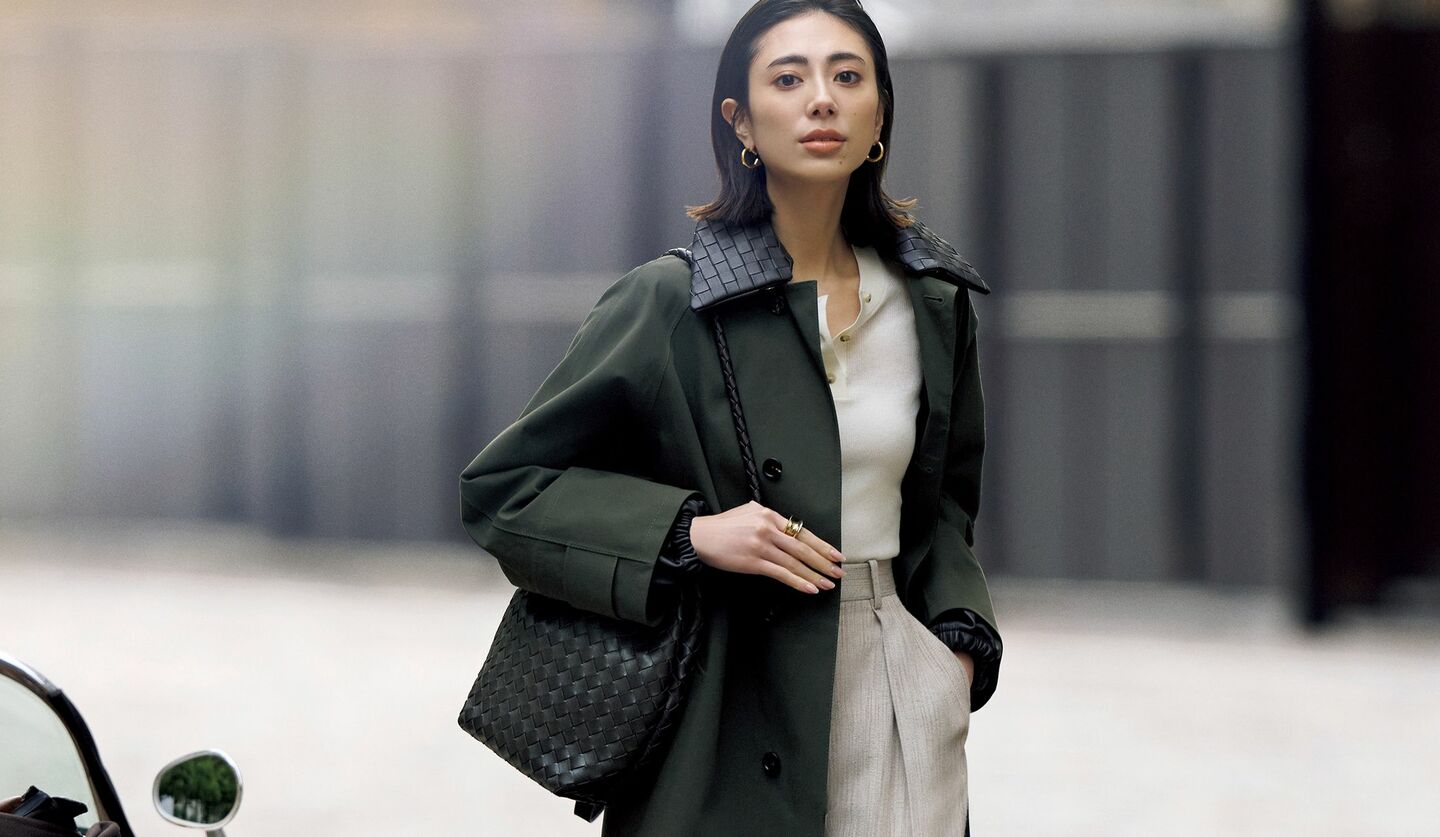 ボッテガ・ヴェネタのアウターを着用したモデルの土屋巴瑞季さん