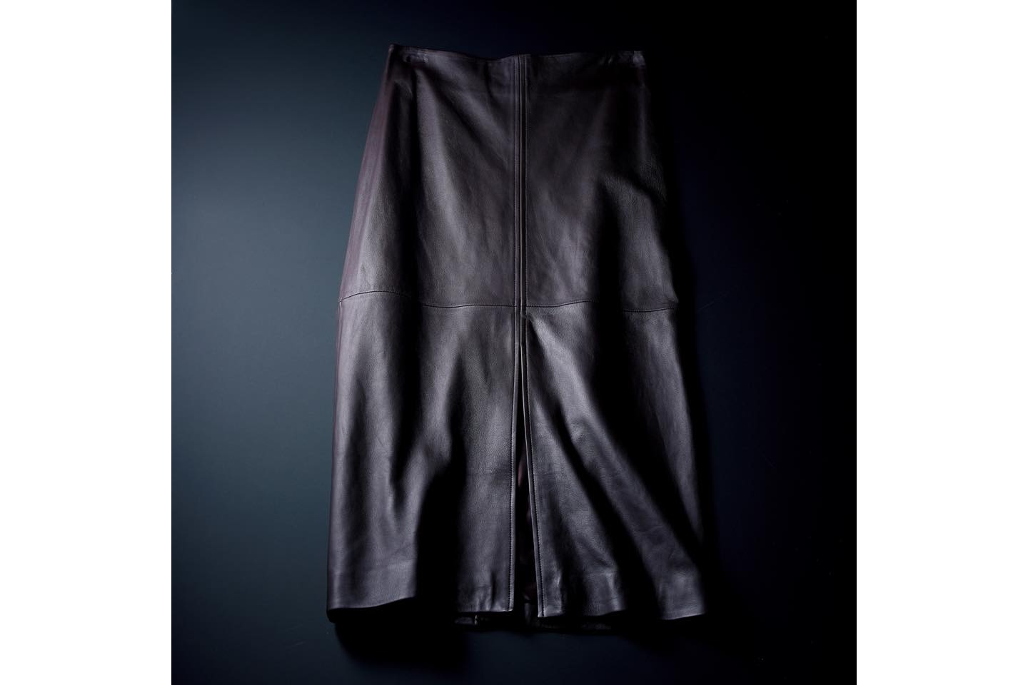 「コー」のレザータイトスカートはラムスキンの素材感が秀逸｜足さばきも「名品」 | Precious.jp（プレシャス）