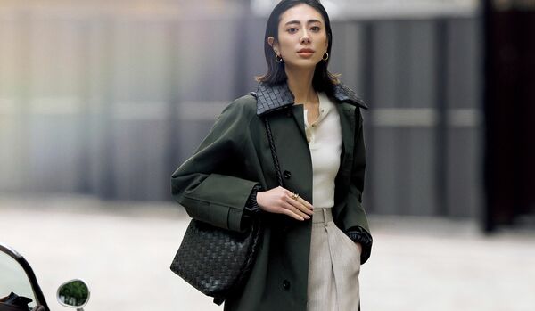 颯爽と歩く姿が様になる「ボッテガ・ヴェネタ」のコーディネート|絶妙な色やレザーの襟がハンサムな佇まいへと導く