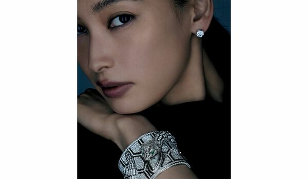 大政 絢さんと「ブルガリ」のジュエリーウォッチ｜彫刻的な造形に秘められた、時と美が交差する神秘性