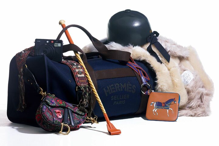 左から／カメラ「ライカ ゾフォート」￥33,500（ライカ）、バッグ「サドル」￥760,000【縦16×横19.5×マチ6.5cm】・ストラップ￥220,000（クリスチャン ディオール〈ディオール〉）、馬具バッグ［グルーム］￥401,000【縦26×横73×マチ35cm】・鞭￥60,000・ポーチ「カレ・ポケット」￥115,000【縦13×横13cm】・ストラップ￥64,000（エルメスジャポン）、帽子￥370,000（クリスチャンディオール〈ディオール〉）、ジレ￥226,000（ステラ マッカートニー）　[Precious2019年1月号111ページ]