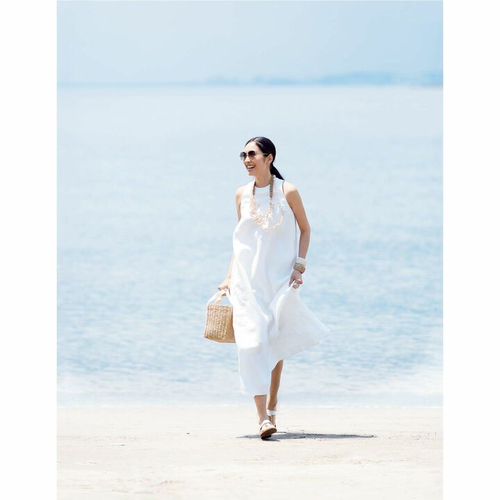 ドナテラ・ペリーニのネックレス［長］￥220,000・［短］￥170,000、ペリーニのリング￥52,000（デペッシュモード恵比寿本店）、バングル［ベージュ］￥22,000・［白］￥20,000（ファンエンパイヤ）、サングラス￥36,000（ケリング アイウエア ジャパン〈サンローラン〉）、バッグ￥25,000（エリオポール銀座〈ムーニュ〉）、靴￥34,000（アマン〈イル サンダロ オブ カプリ〉）