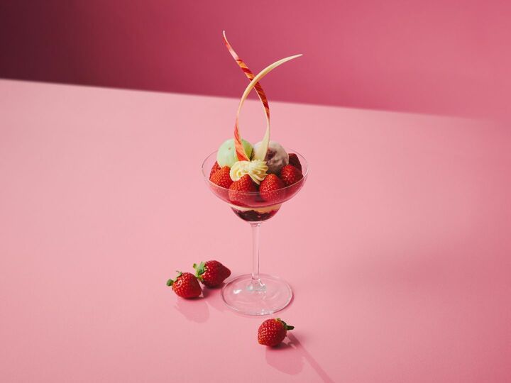 空浮いちごを贅沢に使ったいちごのパルフェ