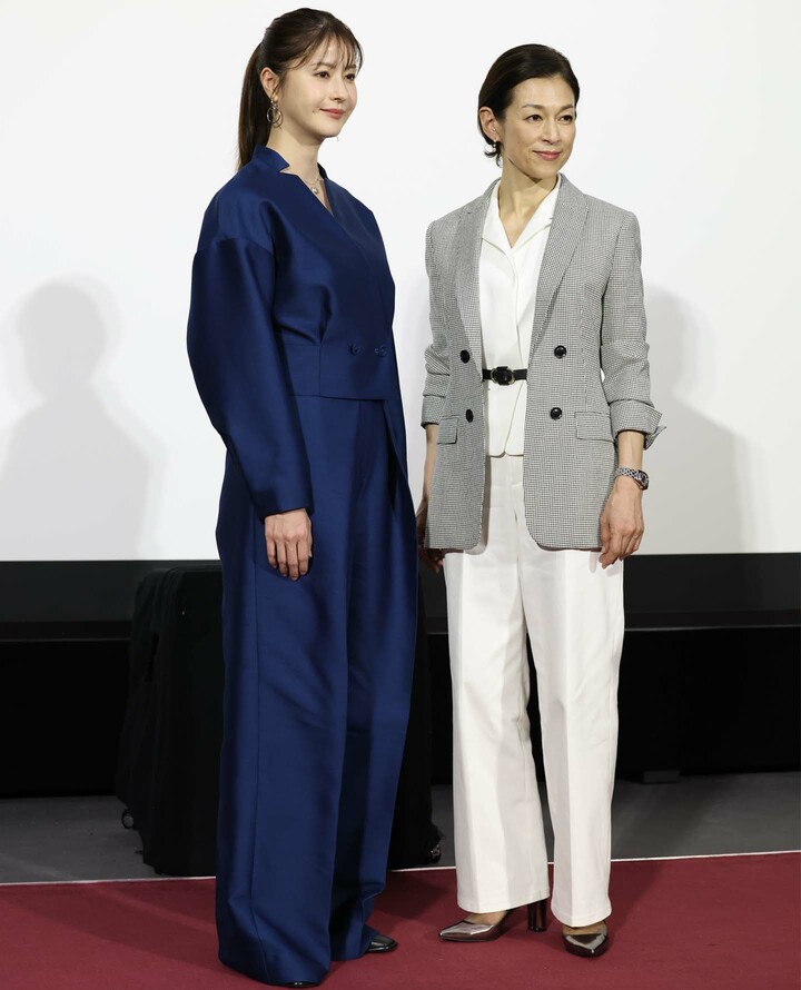 プレミアムドラマ『対決』に出演する松本若菜さんと鈴木保奈美さん