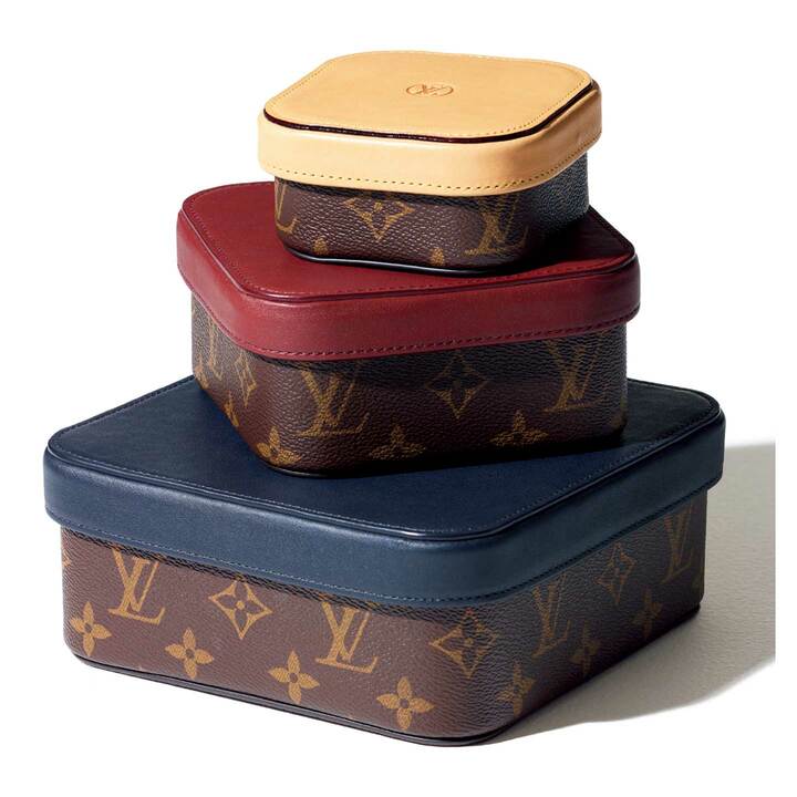 サイズ違いのボックスは、マトリョーシカのように重ねて収納することも。ボックス／上から『ボワット・カミーユ PM』［縦10×横10×マチ5㎝］￥54,000・『ボワット・カミーユ MM』［縦13×横13×マチ6㎝］￥60,000・『ボワット・カミーユ GM』［縦17×横17×マチ7㎝］￥66,000（ルイ・ヴィトン）