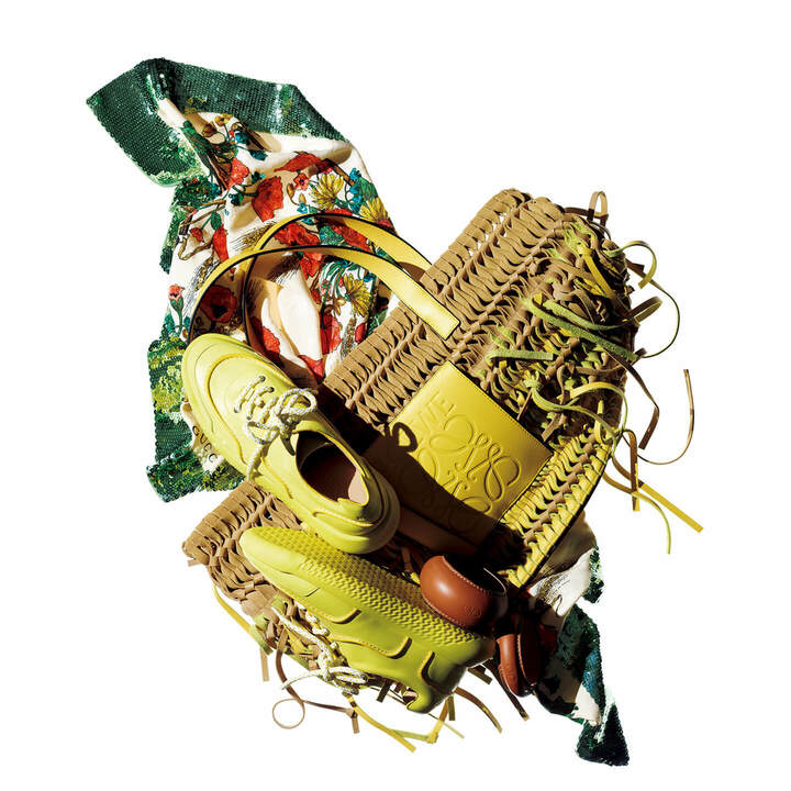 上から／花畑のようなスカーフはスパンコール刺しゅうがとびきり贅沢！ スカーフ［縦85×横85cm］￥485,000（グッチ ジャパン）、レザーを丁寧に編んだバッグには、思わず出かけたくなるような軽快なムードが漂う。バッグ［縦35×横37×マチ22cm］￥373,000（ロエベ ジャパン）、ソールまでポップなイエローで統一。靴￥120,000（エルメスジャポン）、キャメルレザーはイエローと相性抜群。バングル￥34,000・￥29,000（フェラガモ・ジャパン〈サルヴァトーレ フェラガモ〉）　[Precious2019年3月号83ページ] 