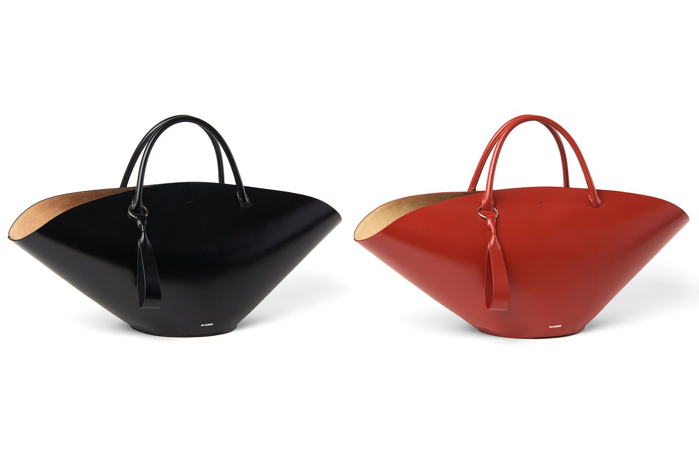 バッグ「ソンブレロ ミディアム」(左/カーフレザー、右/カーフレザー)【縦28×横62×マチ19cm】各¥285,000(税抜)ベージュのみ ¥225,000(税抜)
