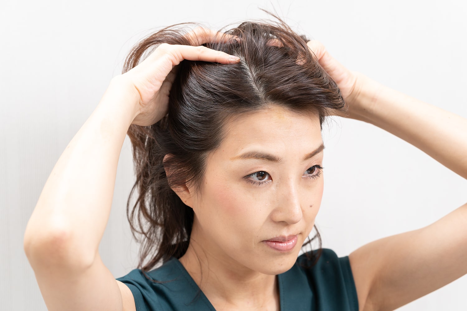 髪の根元から毛先にかけて、まんべんなくなじませる。