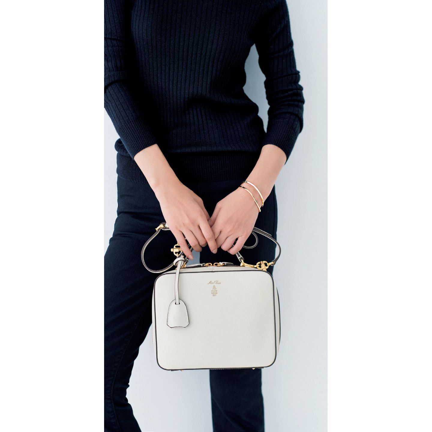 バッグ¥276,000(ブルーベル・ジャパン〈マーク クロス〉)、ニット¥36,000(ドゥロワー丸の内店〈ドゥロワー〉)、デニム¥29,000(サザビーリーグ〈マザー〉)、バングル/上から¥130,000・¥123,000(ウノアエレ ジャパン)