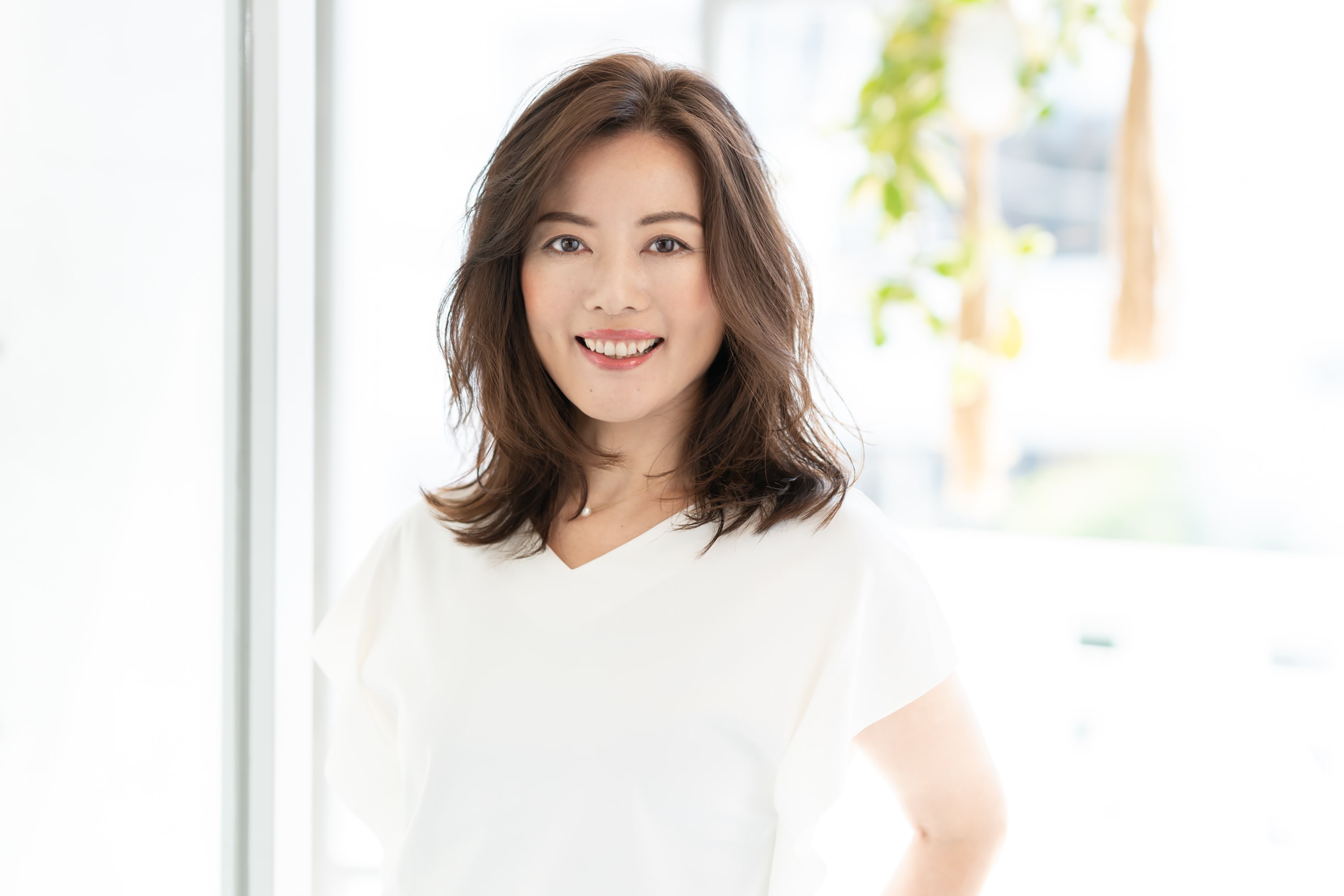 かき上げた前髪がエレガント。華やか美人になれる菱形フレームは必見!