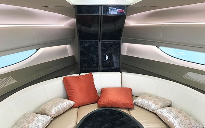 LEXUS Sport Yacht Conceptのソファ席